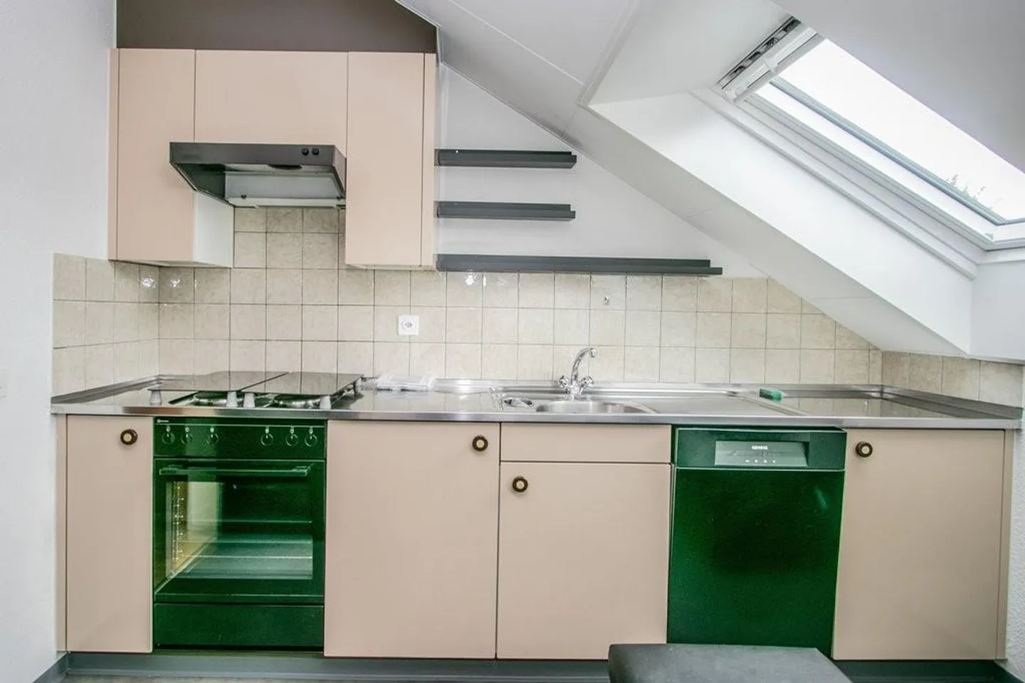 Appartement sous les combles de 2 pièces dans un endroit calme directement au bord de l'étang - Photo 2 sur 4