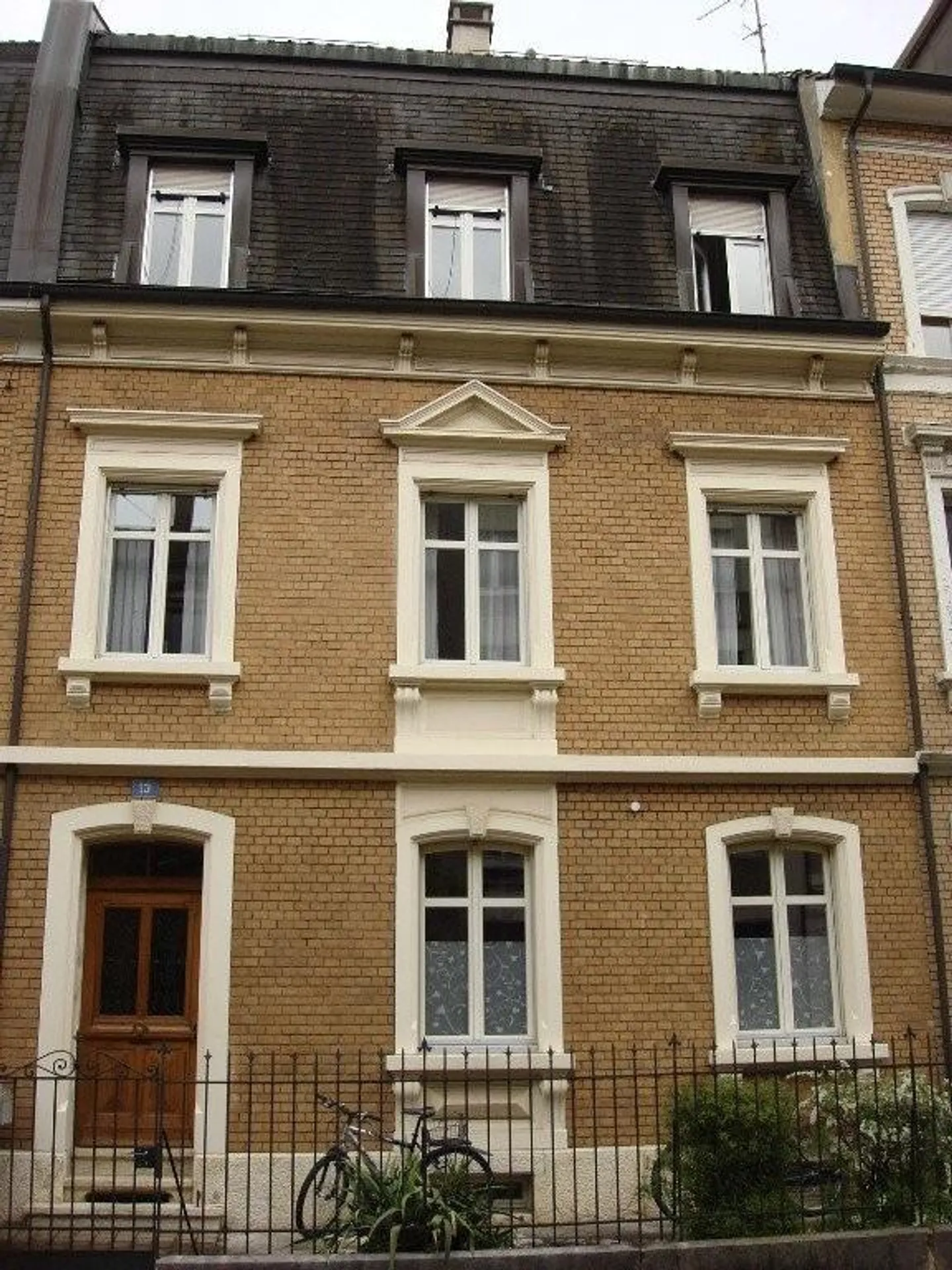 Charming old apartment with balcony - Photo 1 of 6