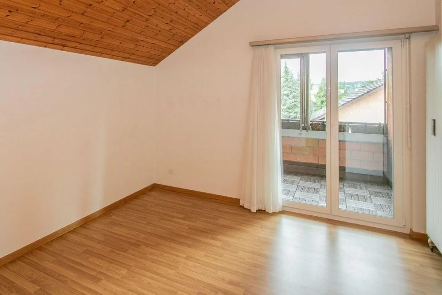Appartement sous les combles de 2 pièces dans un endroit calme directement au bord de l'étang - Photo 4 sur 4