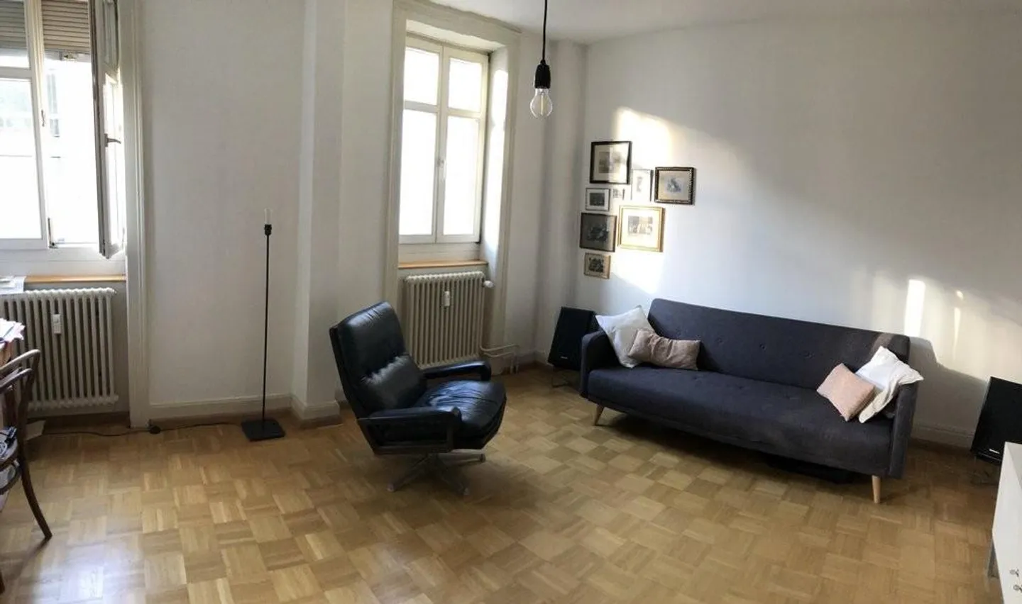 Charming old apartment with balcony - Photo 4 of 6