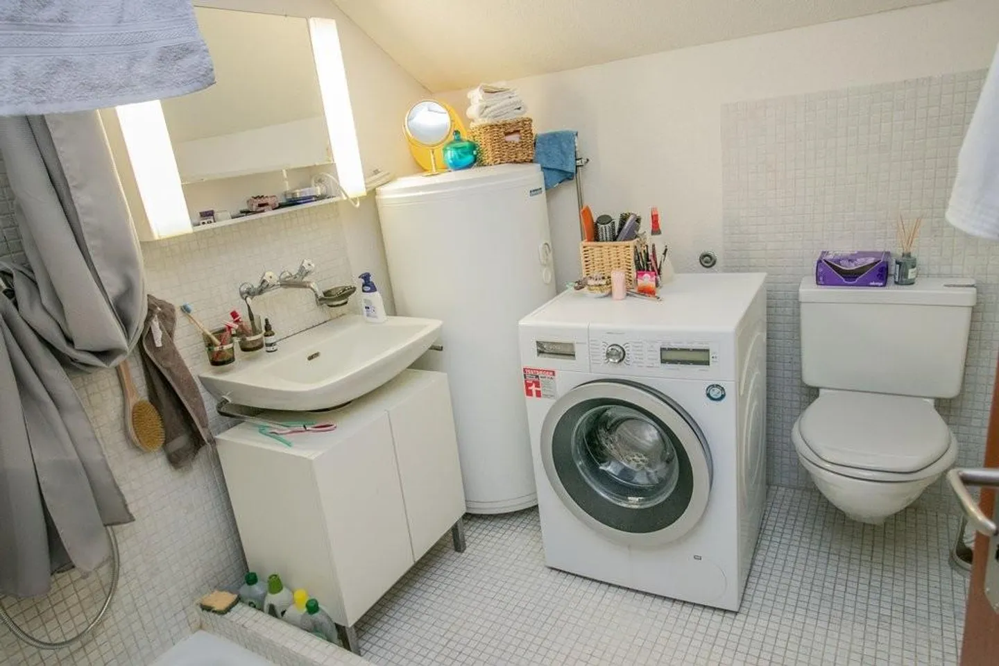 Appartement sous les combles de 2 pièces dans un endroit calme directement au bord de l'étang - Photo 3 sur 4