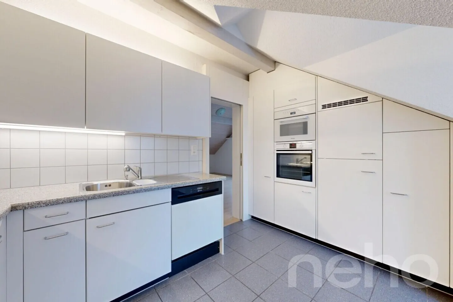 Ampio attico di 3,5 locali con molta luce e altezza del soffitto - Foto 12 di 12