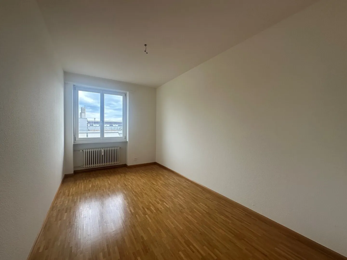 Bright 3.5 Room Apartment - Photo 3 of 8