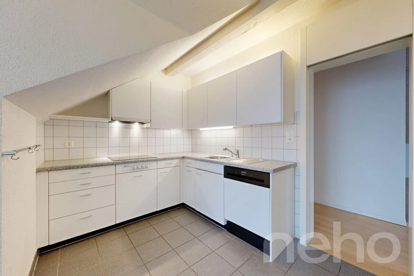 Ampio attico di 3,5 locali con molta luce e altezza del soffitto - Foto 5 di 12