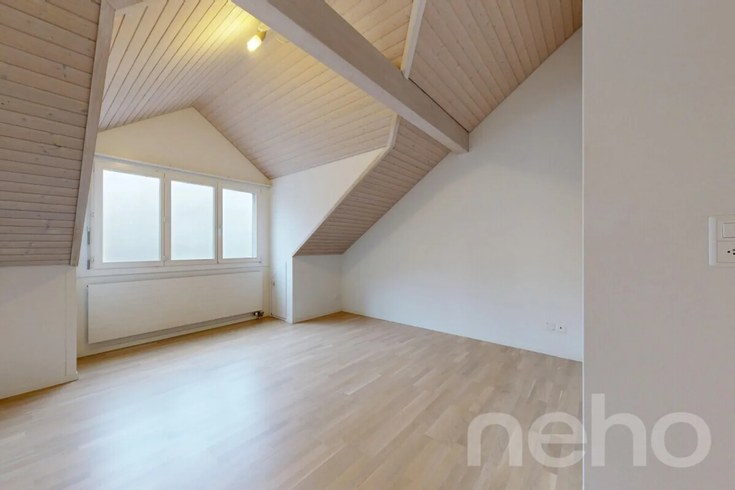 Ampio attico di 3,5 locali con molta luce e altezza del soffitto - Foto 8 di 12