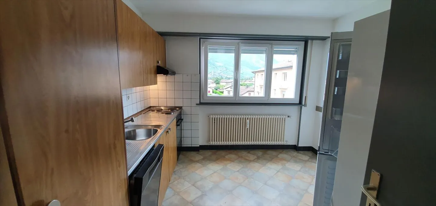 4.5 spacious rooms with balcony and parking near the school - Photo 2 of 13