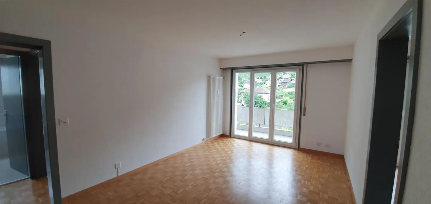 4.5 spacious rooms with balcony and parking near the school - Photo 4 of 13