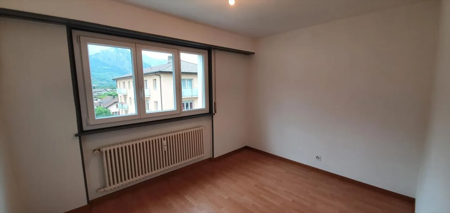 4.5 spacious rooms with balcony and parking near the school - Photo 8 of 13