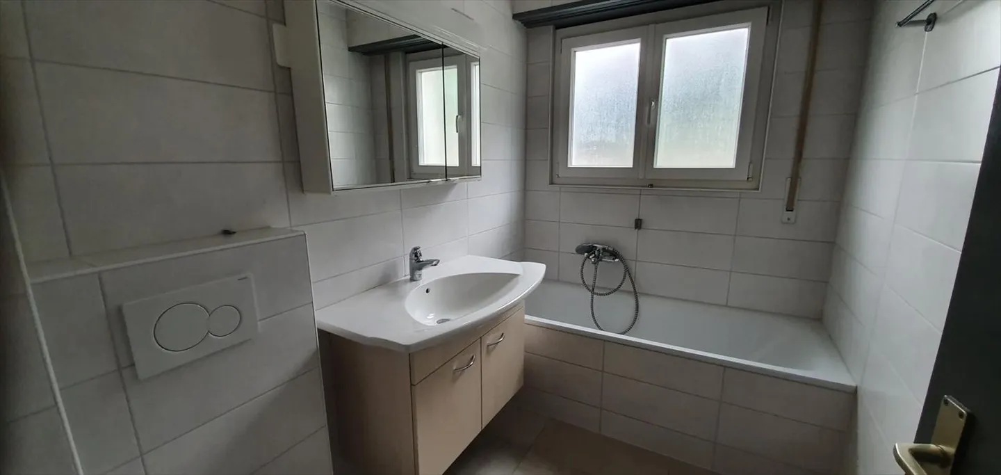 4.5 spacious rooms with balcony and parking near the school - Photo 11 of 13