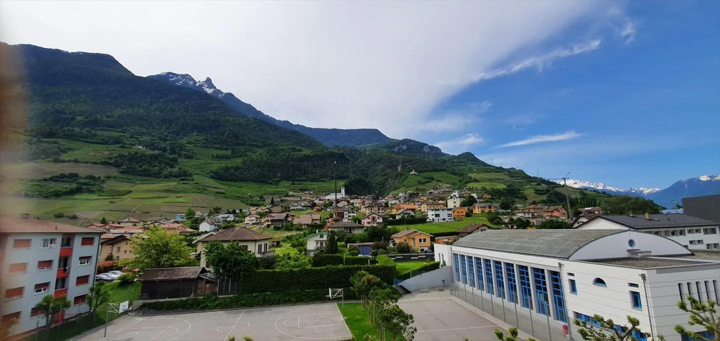 4.5 spacious rooms with balcony and parking near the school - Photo 13 of 13