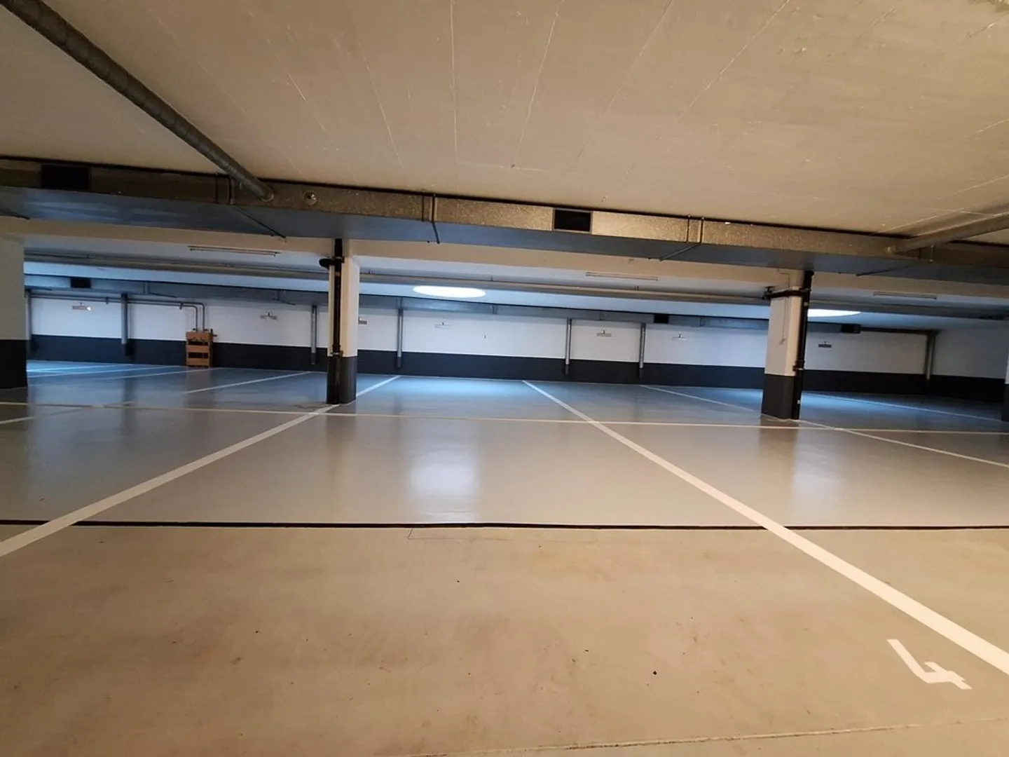 Indoor parking space in the center of Lausanne - Photo 1 of 2