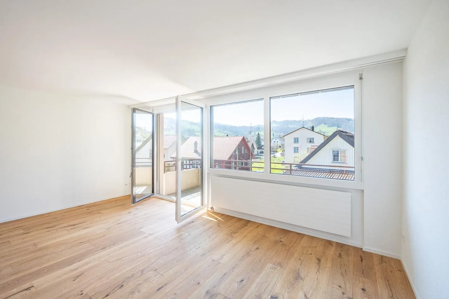 Freshly renovated 4.5-room apartment in idyllic location - Photo 2 of 12