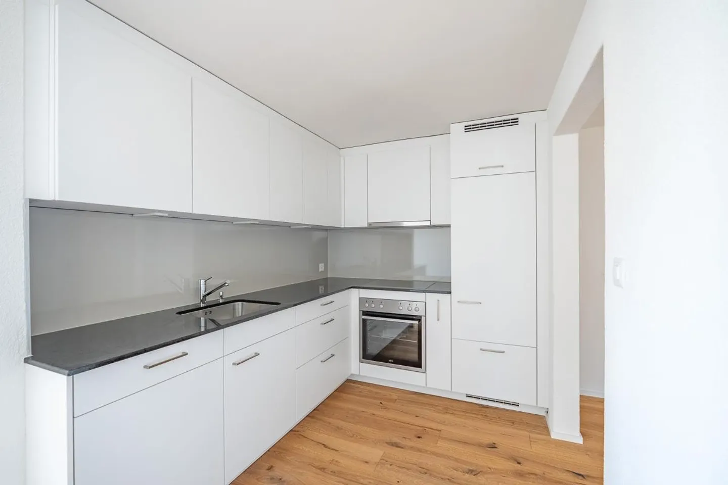 Freshly renovated 4.5-room apartment in idyllic location - Photo 3 of 12