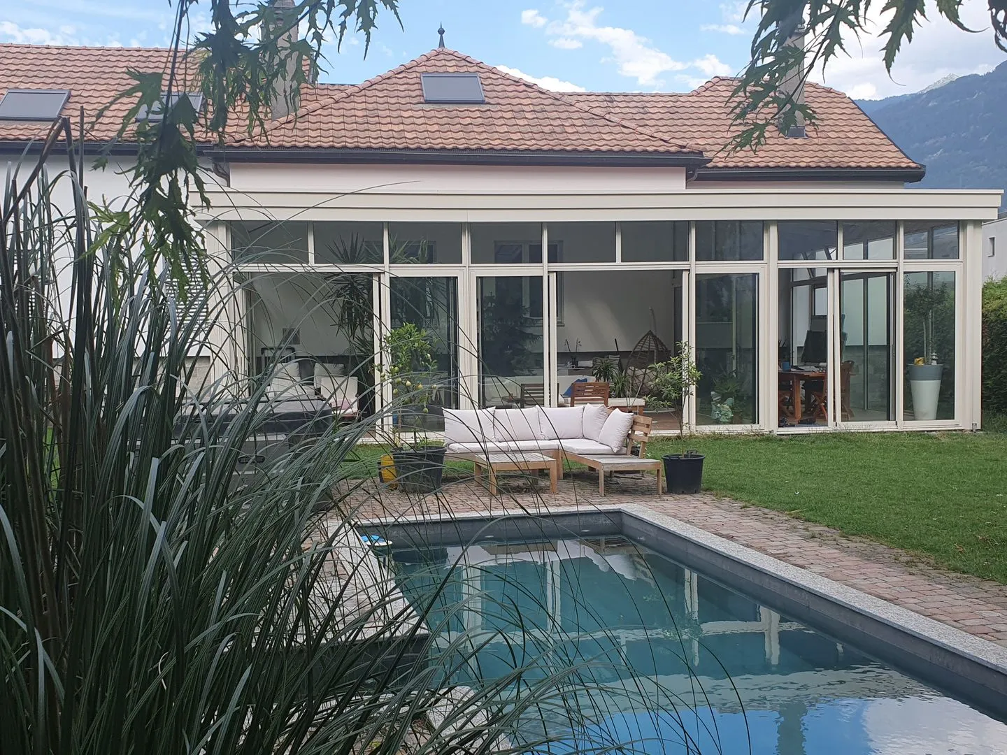 Large character house with swimming pool and jacuzzi - Photo 1 of 13