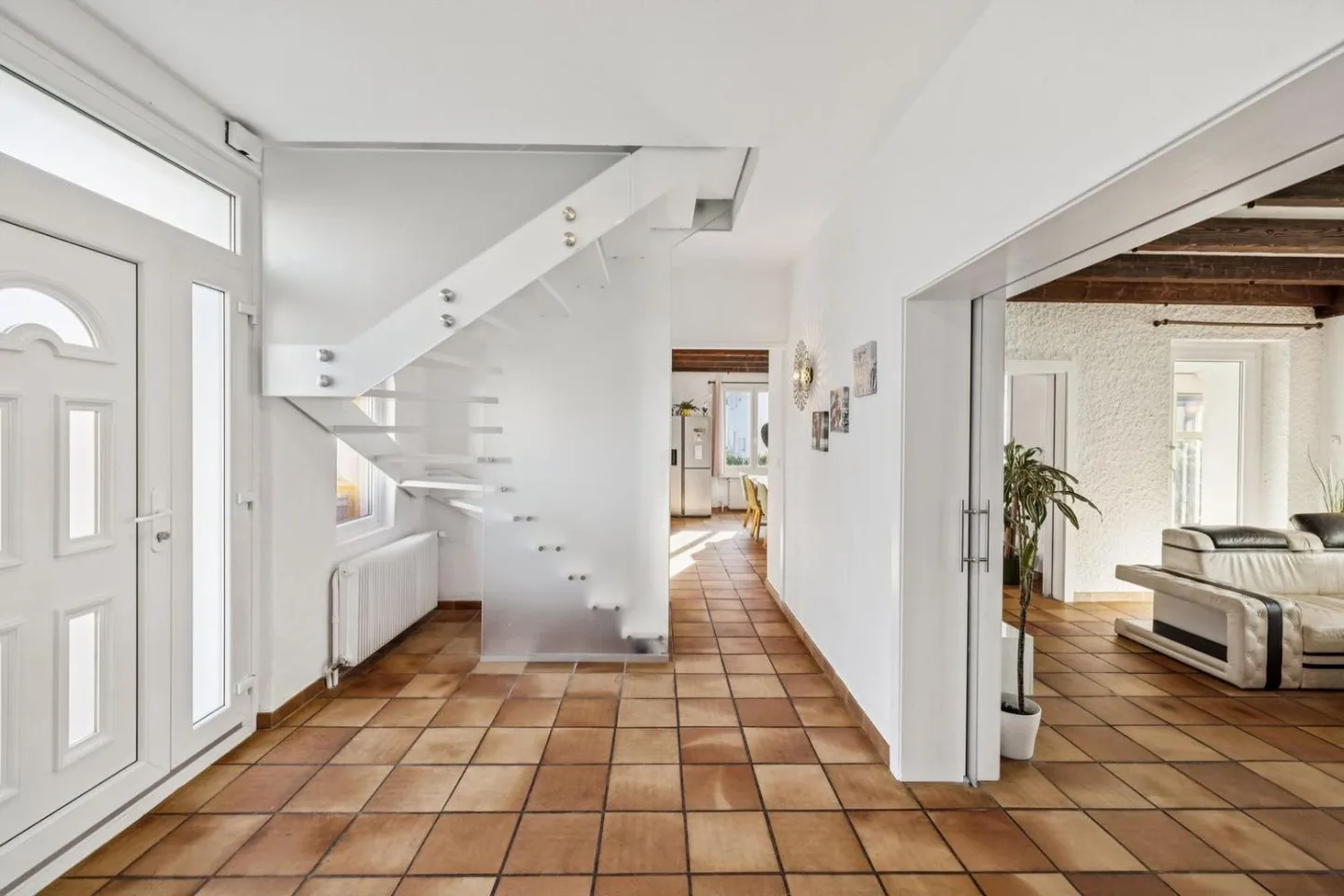 Large character house with swimming pool and jacuzzi - Photo 2 of 13