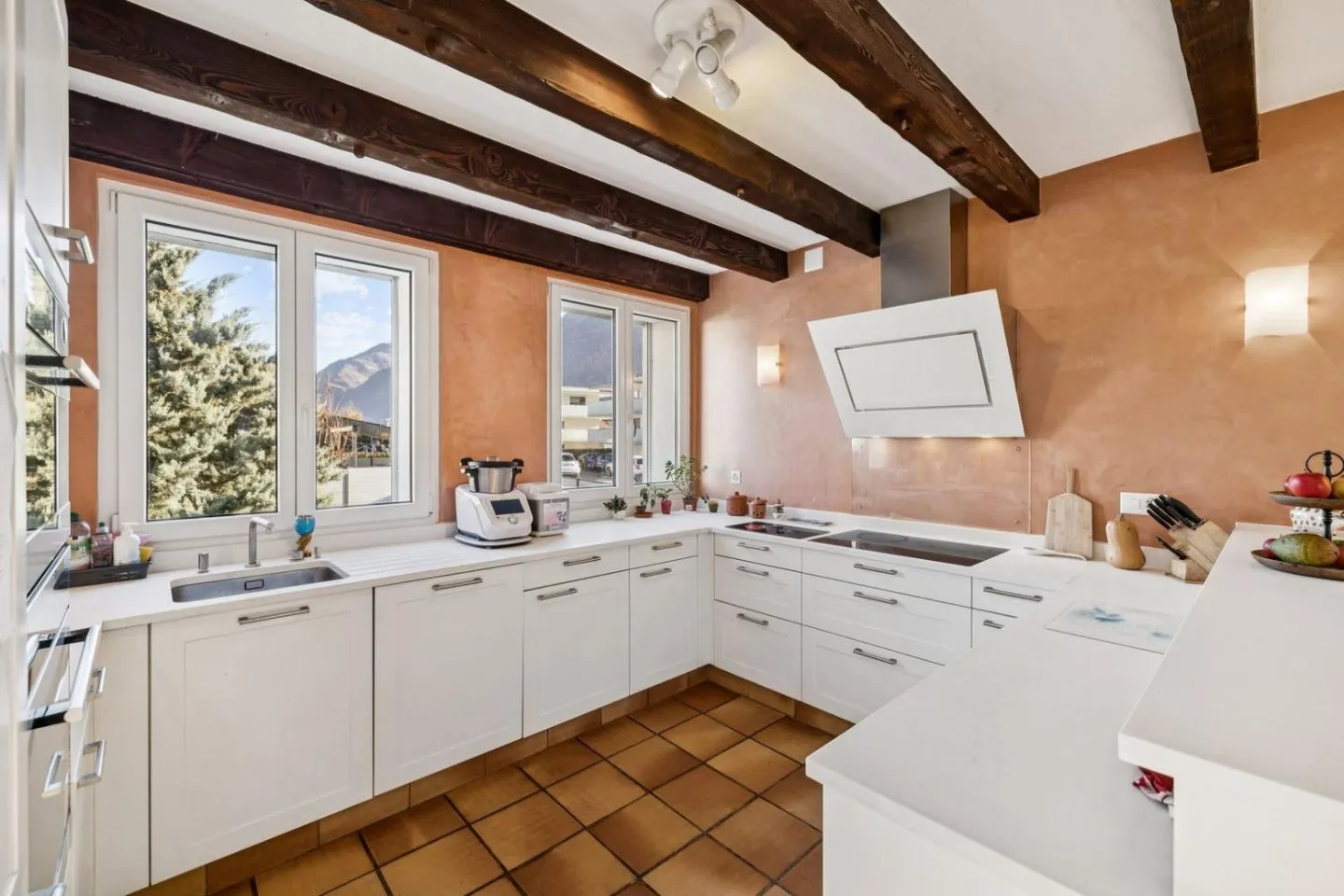 Large character house with swimming pool and jacuzzi - Photo 9 of 13