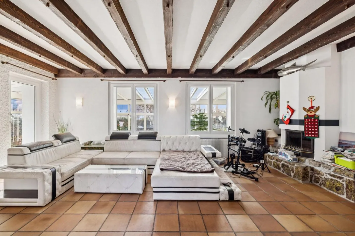 Large character house with swimming pool and jacuzzi - Photo 4 of 13