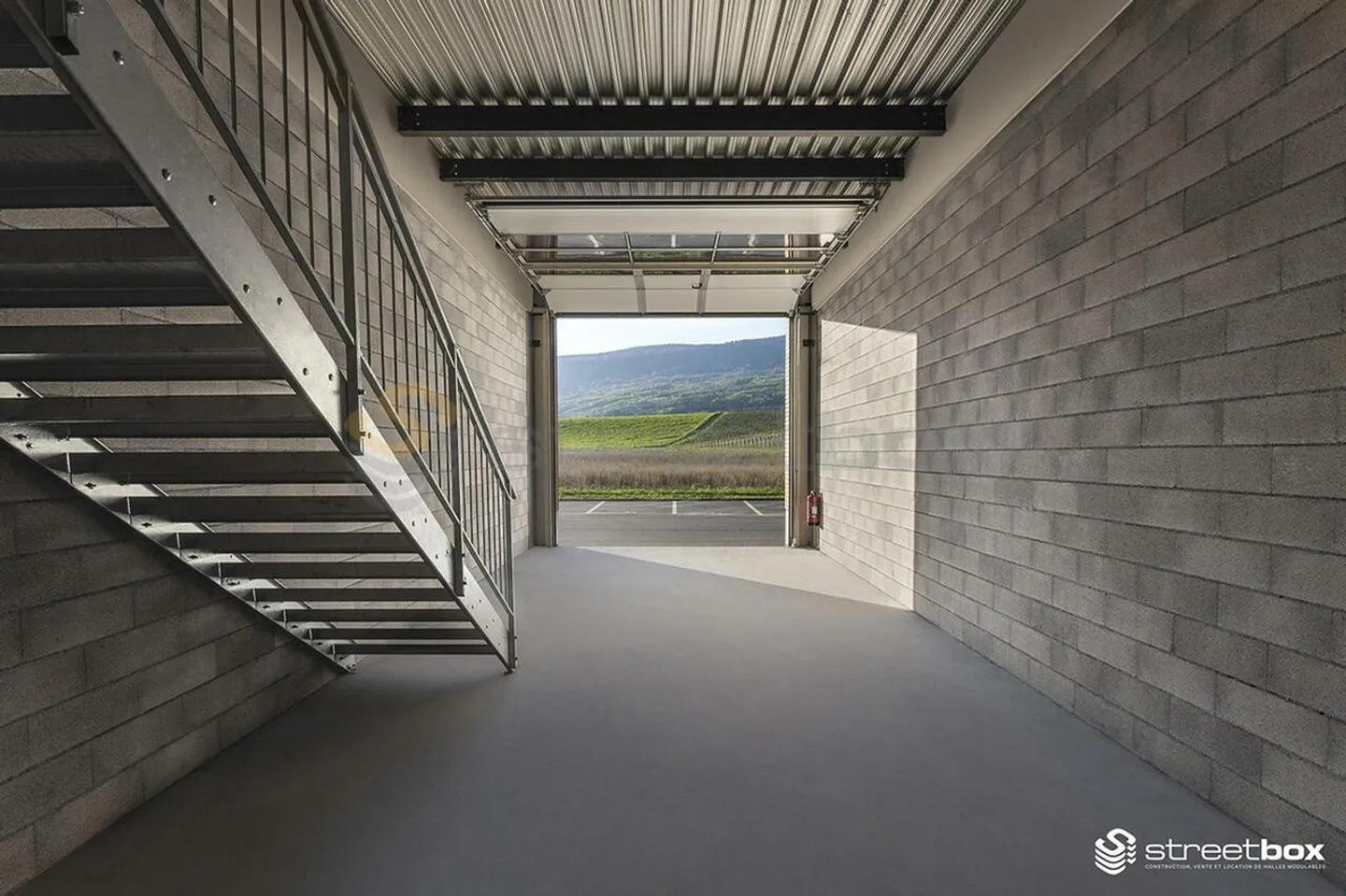 Streetbox of 115 m2 very well located! box n°50 - Photo 3 of 3