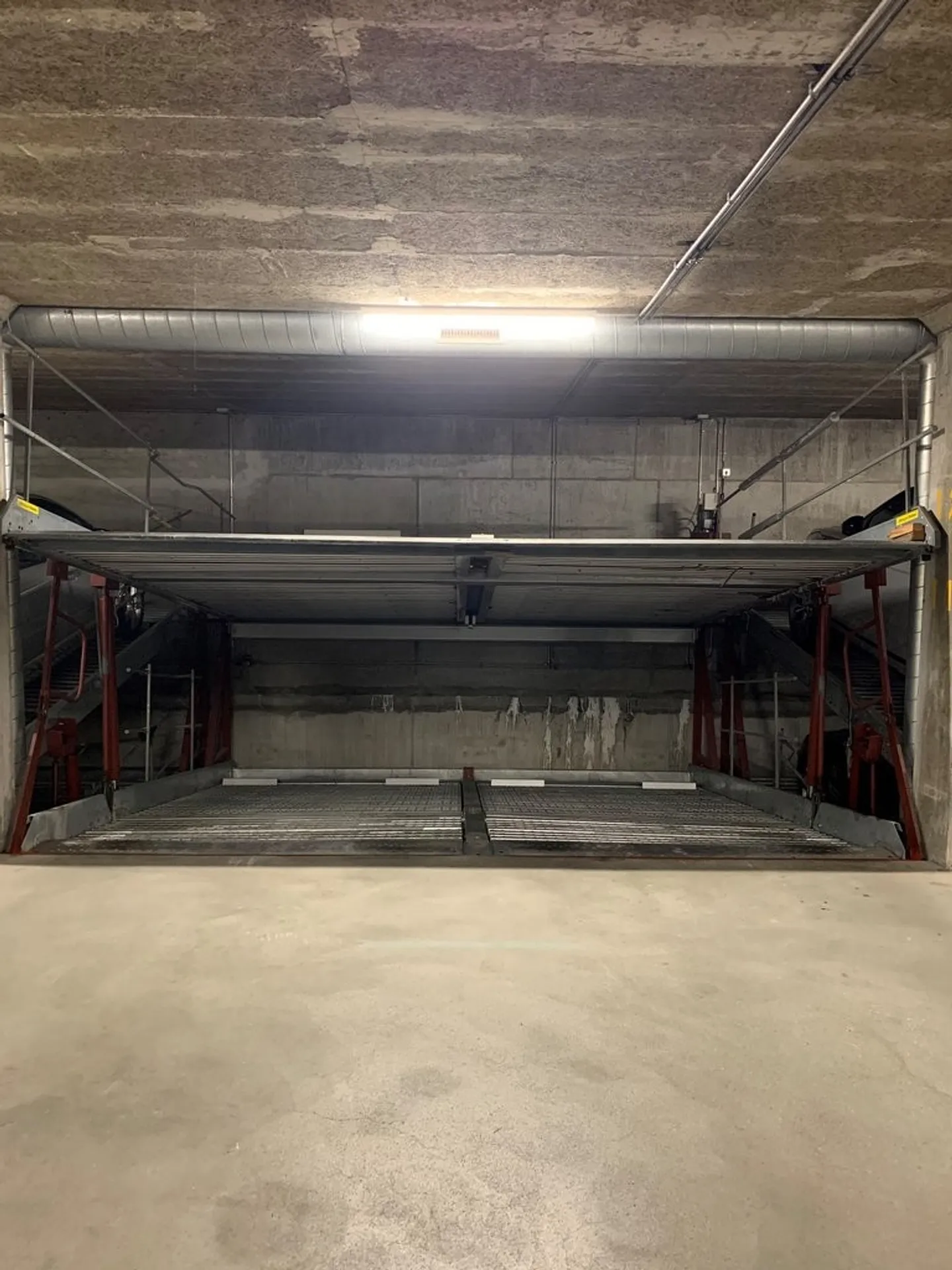 Places de stationnement à louer dans un emplacement central - Photo 3 sur 4