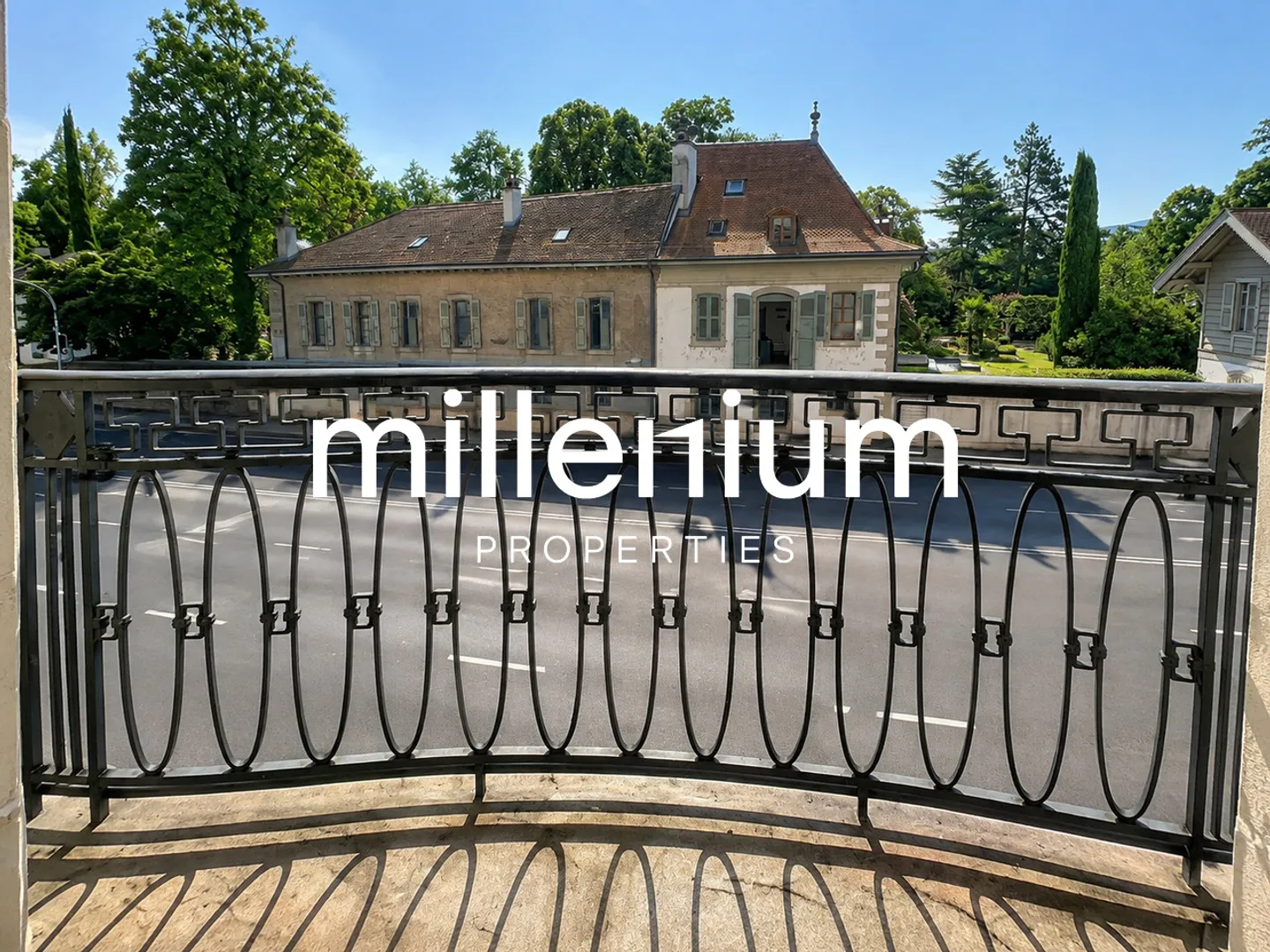 Superb furnished apartment with exceptional view of the Pearl of the Lake - Photo 4 of 11