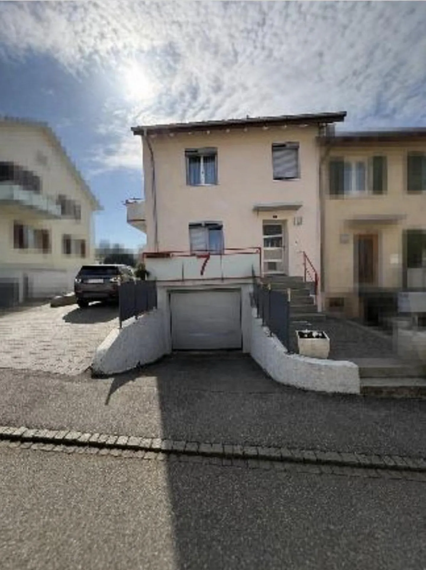 Maison jumelée élégante de 5,5 pièces avec véranda et studio - Photo 1 sur 15