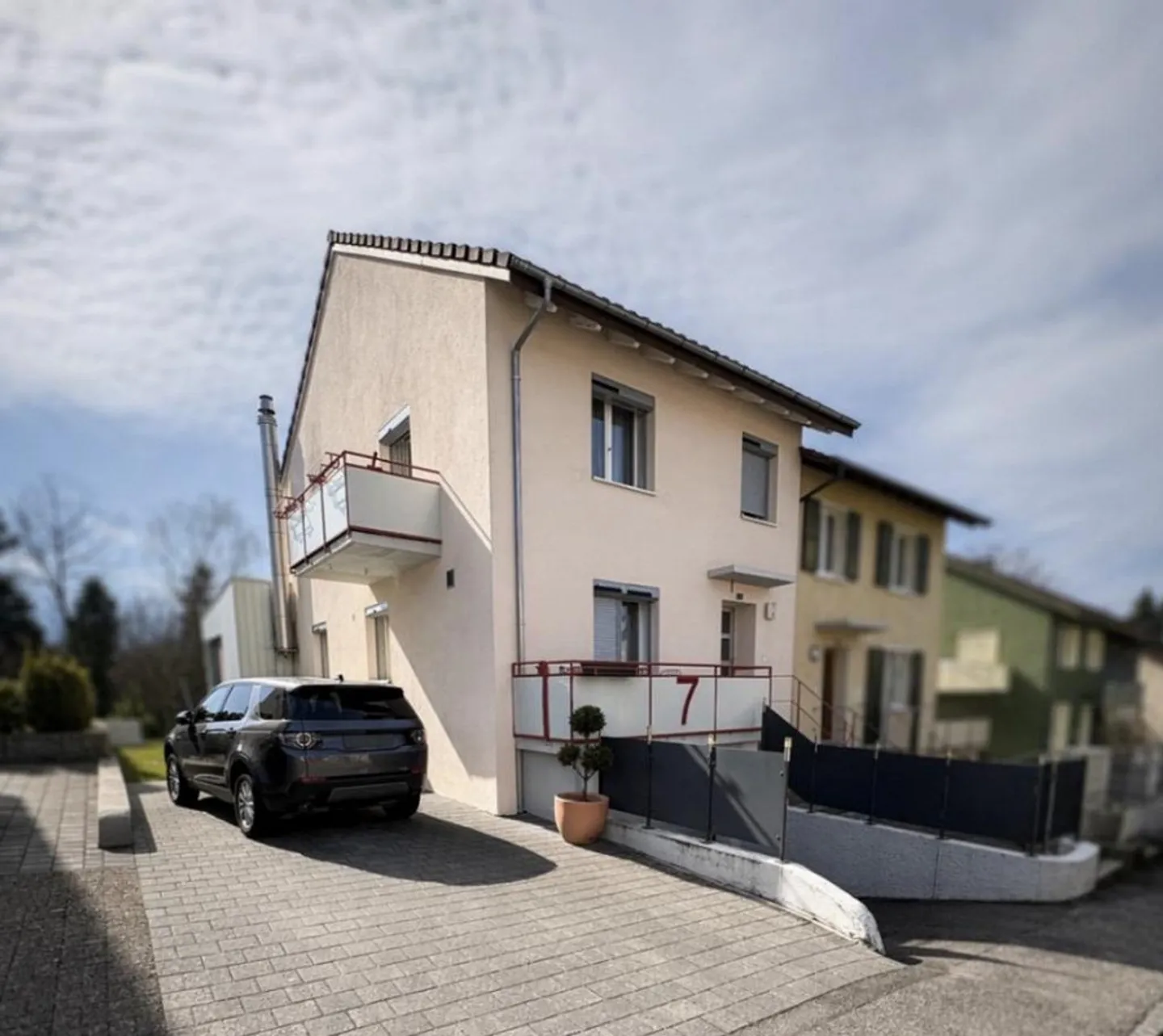 Maison jumelée élégante de 5,5 pièces avec véranda et studio - Photo 2 sur 15