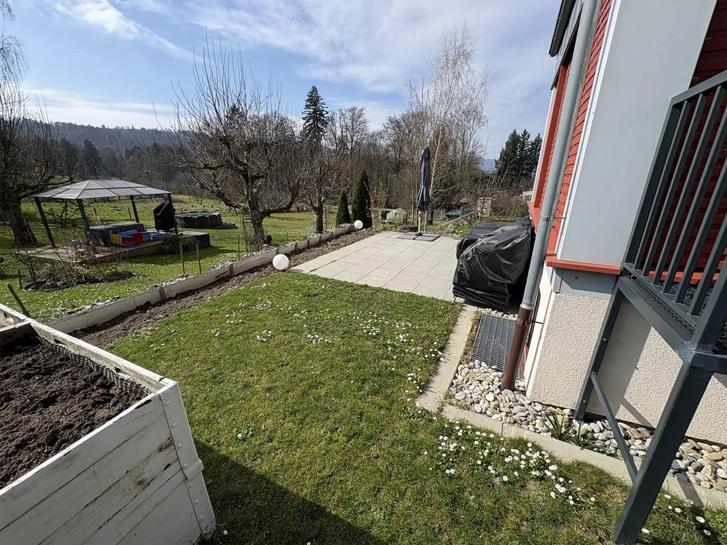 Maison jumelée élégante de 5,5 pièces avec véranda et studio - Photo 4 sur 15
