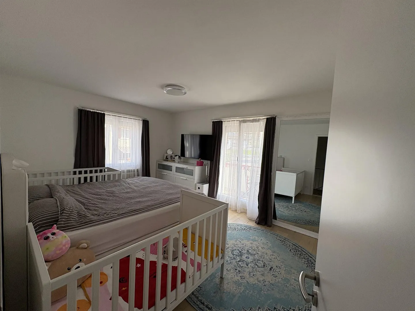 Maison jumelée élégante de 5,5 pièces avec véranda et studio - Photo 5 sur 15