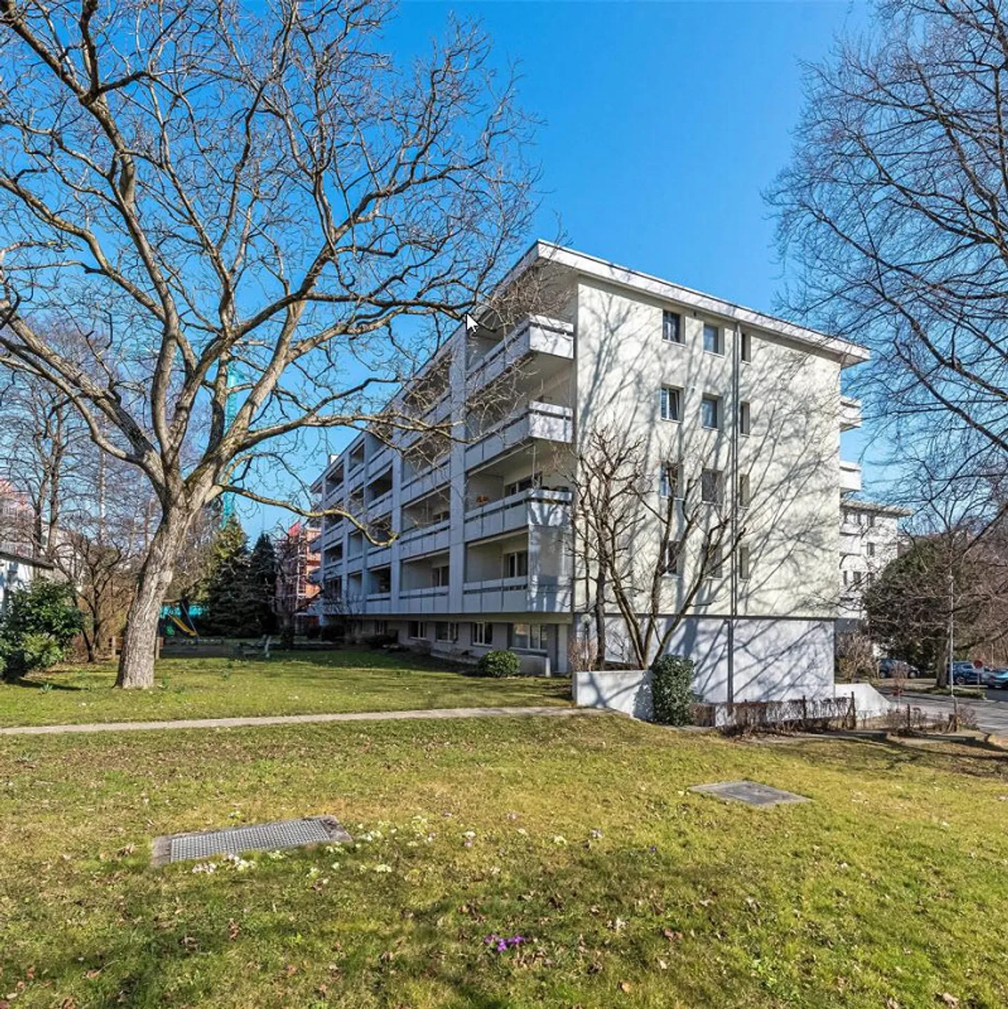 Beautiful and bright 4.5 room apartment in Binningen - Photo 1 of 12