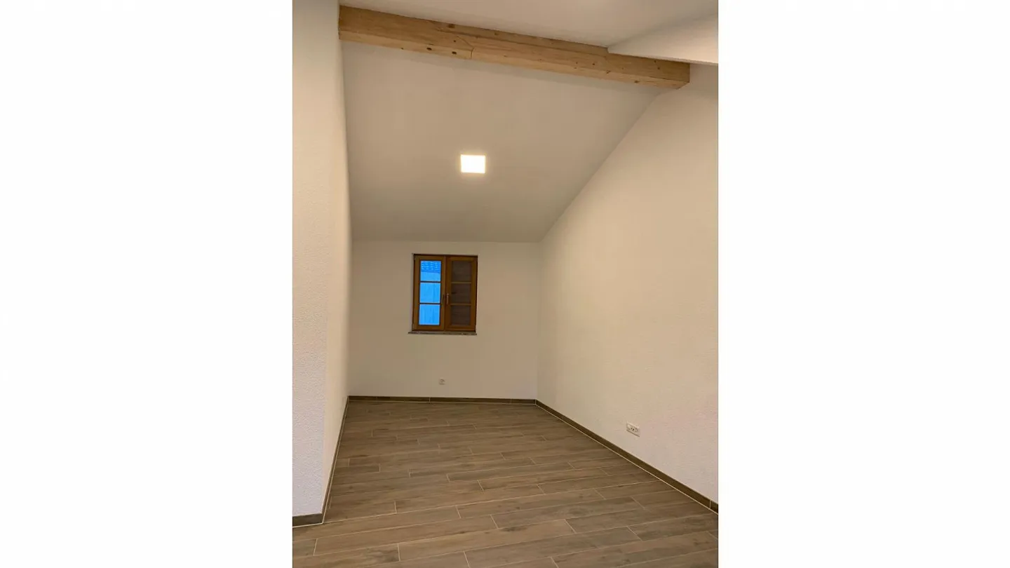 Charming 3-Party MFH - renovated with unique bay window - Photo 6 of 12