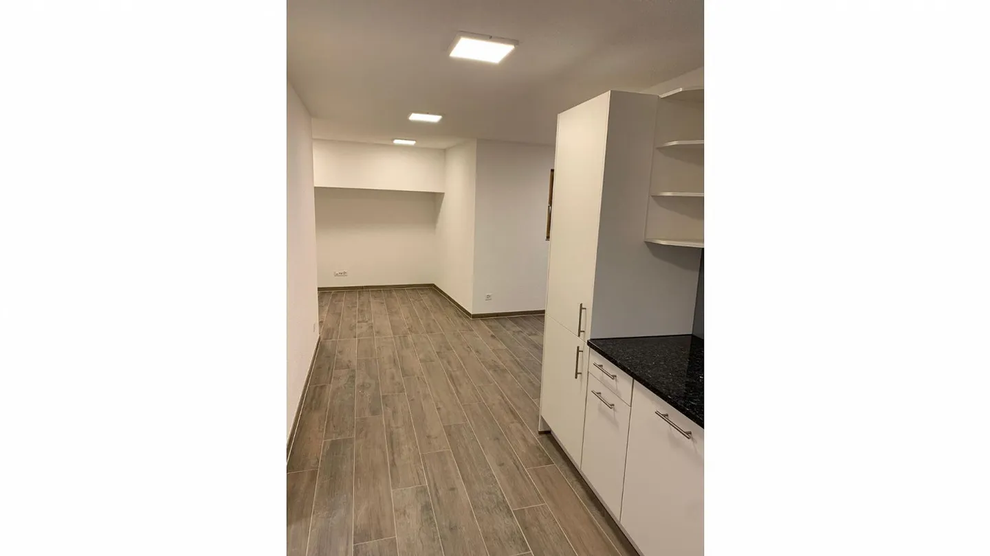 Charming 3-Party MFH - renovated with unique bay window - Photo 8 of 12