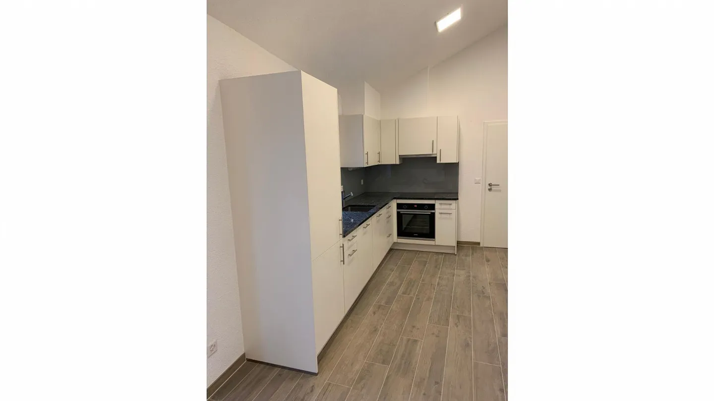 Charming 3-Party MFH - renovated with unique bay window - Photo 9 of 12