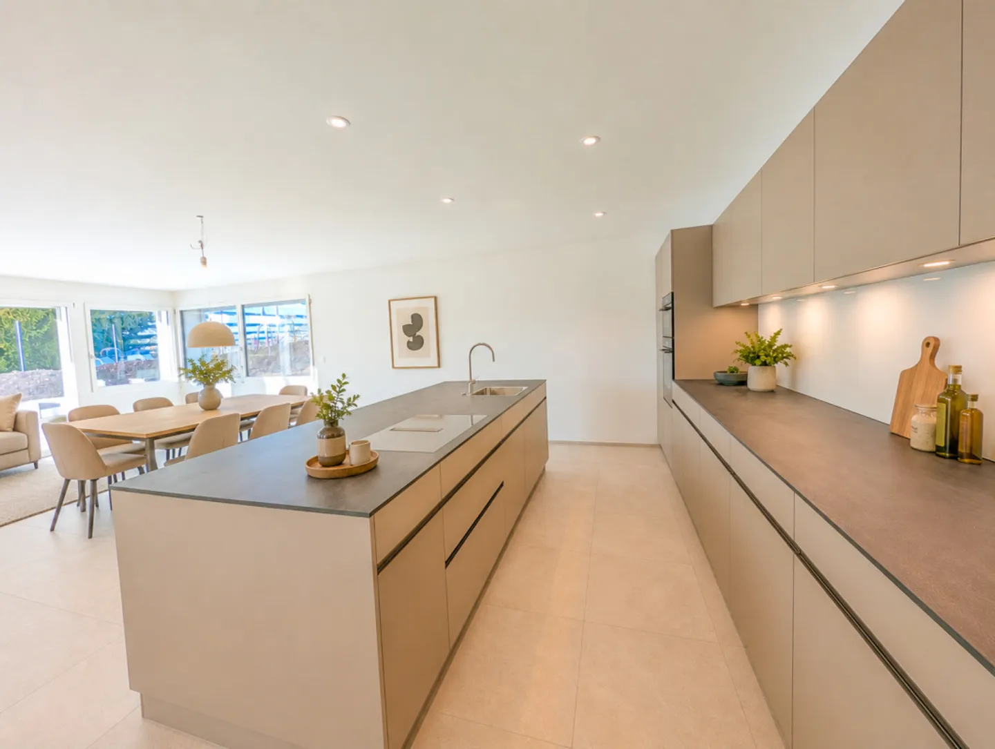 Family living with garden and plenty of storage space - Photo 2 of 18