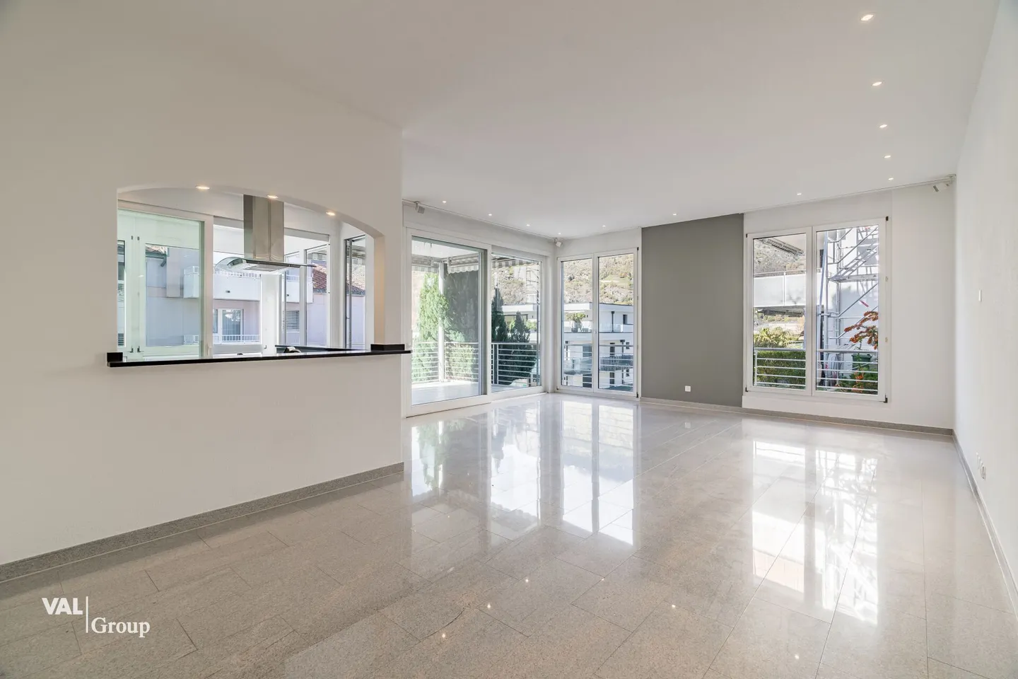 Exclusive 5.5-room apartment in a prime location in Brig - Photo 2 of 17