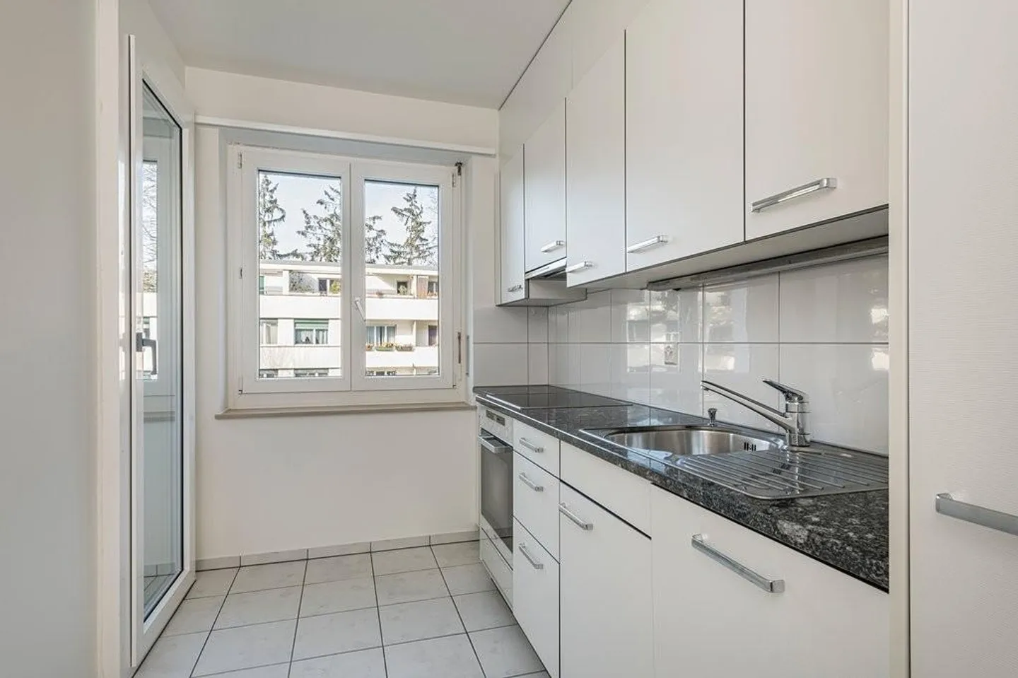 Appartamento in città in una tranquilla strada laterale - Foto 2 di 6