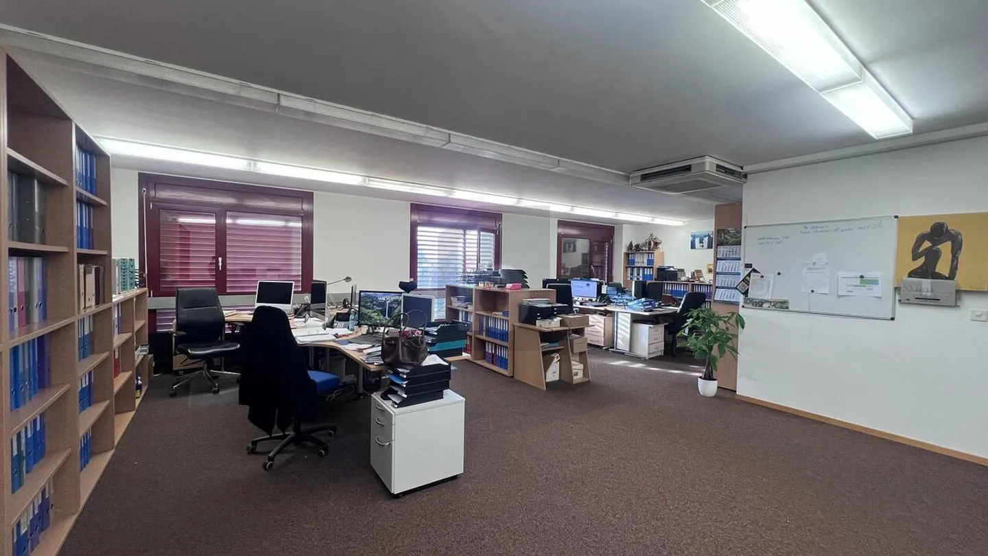 Großer Bürokomplex mit Lager - Foto 1 von 4