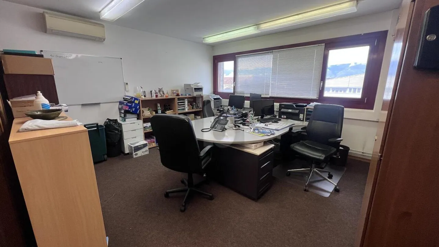 Großer Bürokomplex mit Lager - Foto 2 von 4