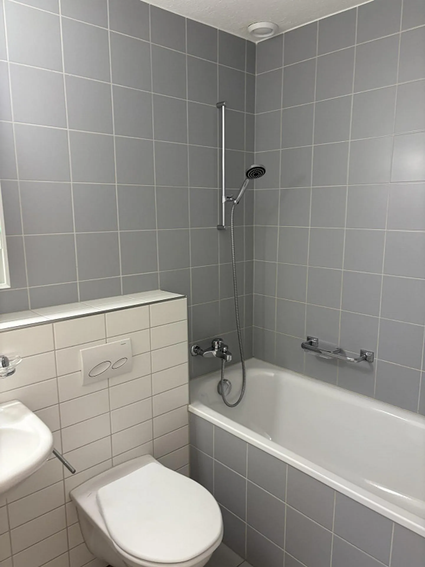 Ampio appartamento singolo con balcone - Foto 8 di 11