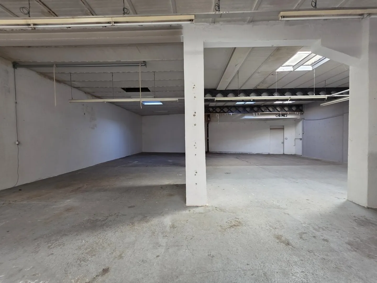 Local pour CHF 3'250.-/mois incluant les charges et les places de parking - Photo 3 sur 6