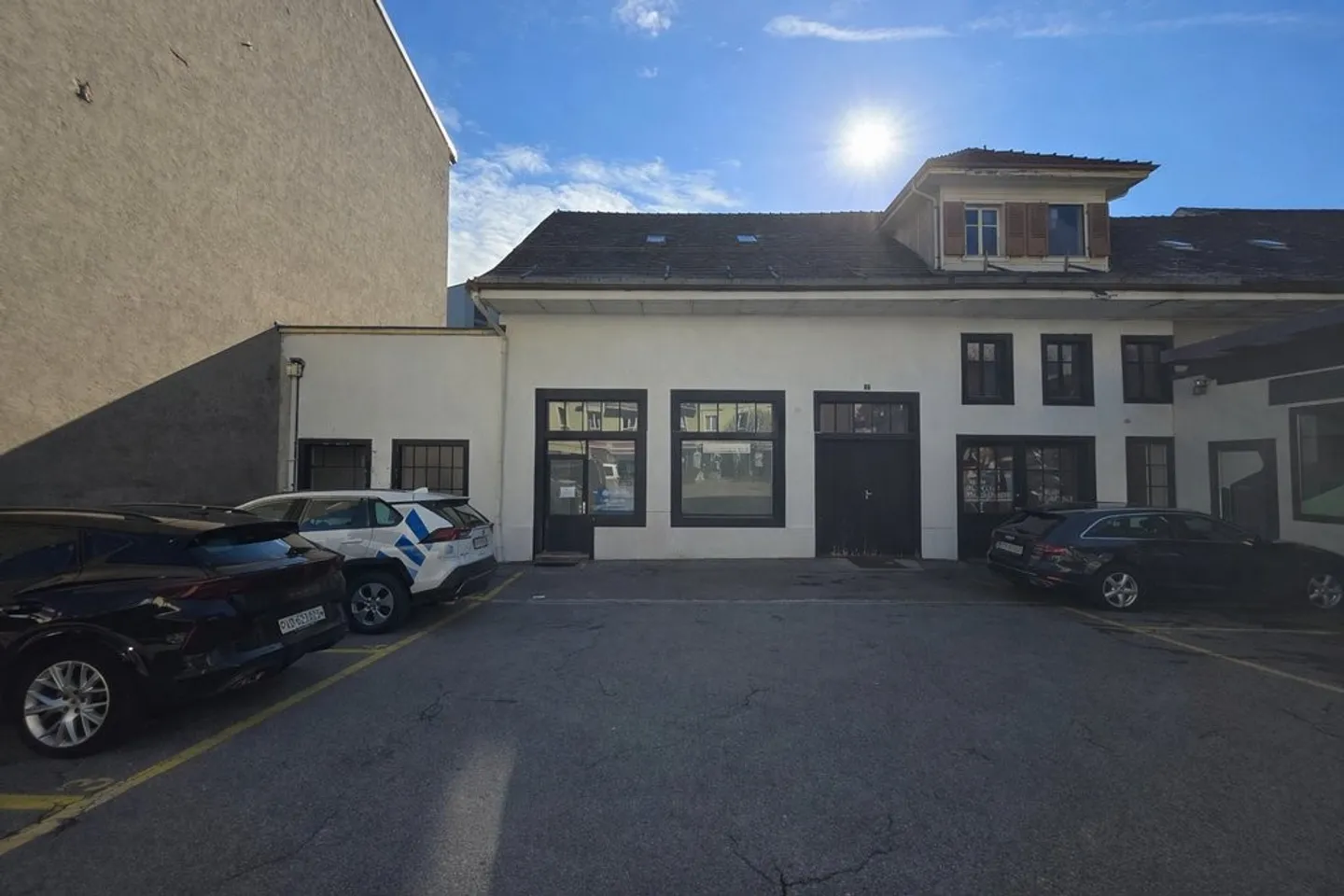 Local pour CHF 3'250.-/mois incluant les charges et les places de parking - Photo 1 sur 6