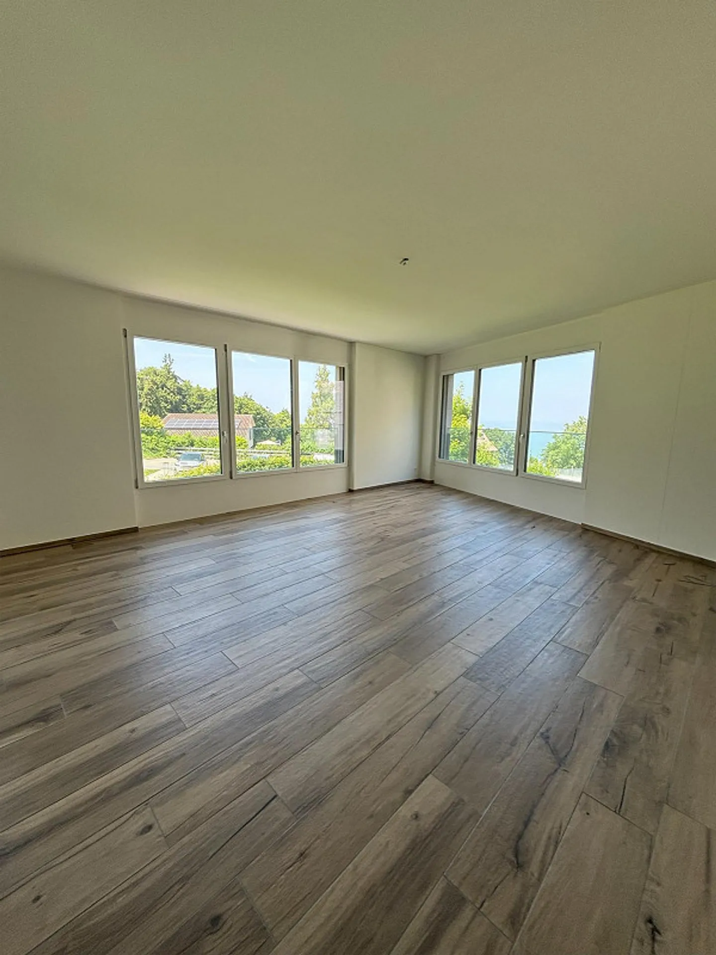 Wohnen an ruhiger Lage mit Seesicht - Foto 2 von 10