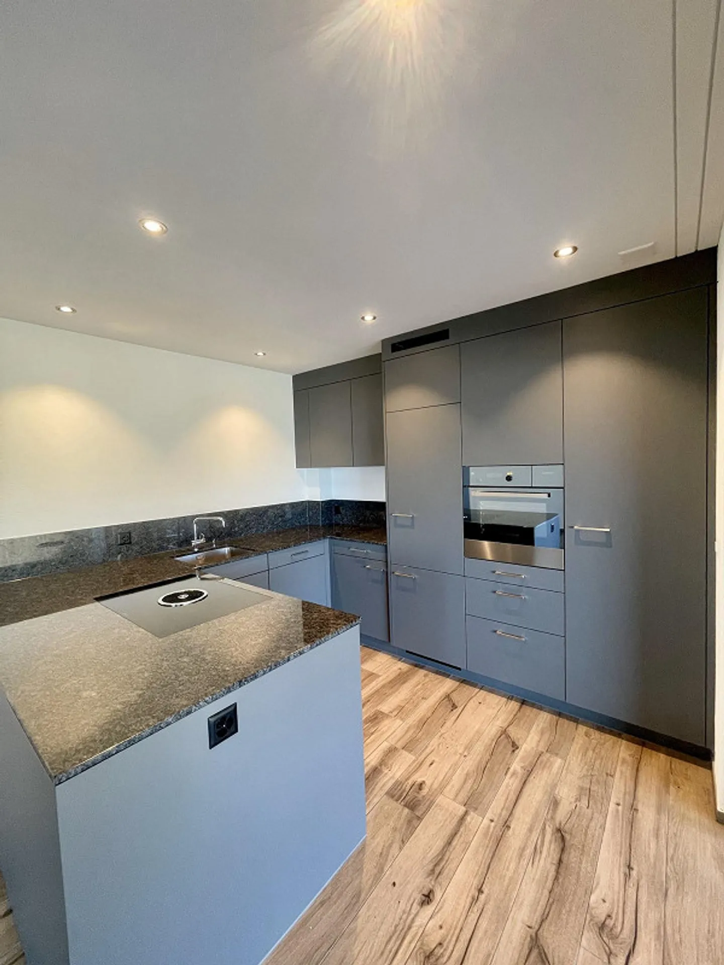 Wohnen an ruhiger Lage mit Seesicht - Foto 1 von 10