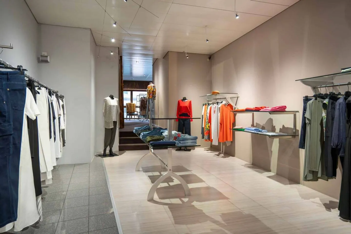Your business on the 1st street of Lausanne and facing the Lausanne-Palace - Photo 4 of 7