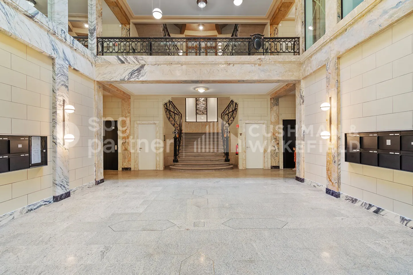 Plug & Play Offices in the heart of the St-François pedestrian district - Photo 2 of 11