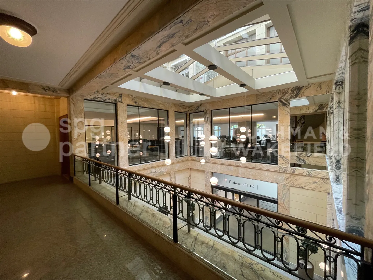 Plug & Play Offices in the heart of the St-François pedestrian district - Photo 3 of 11