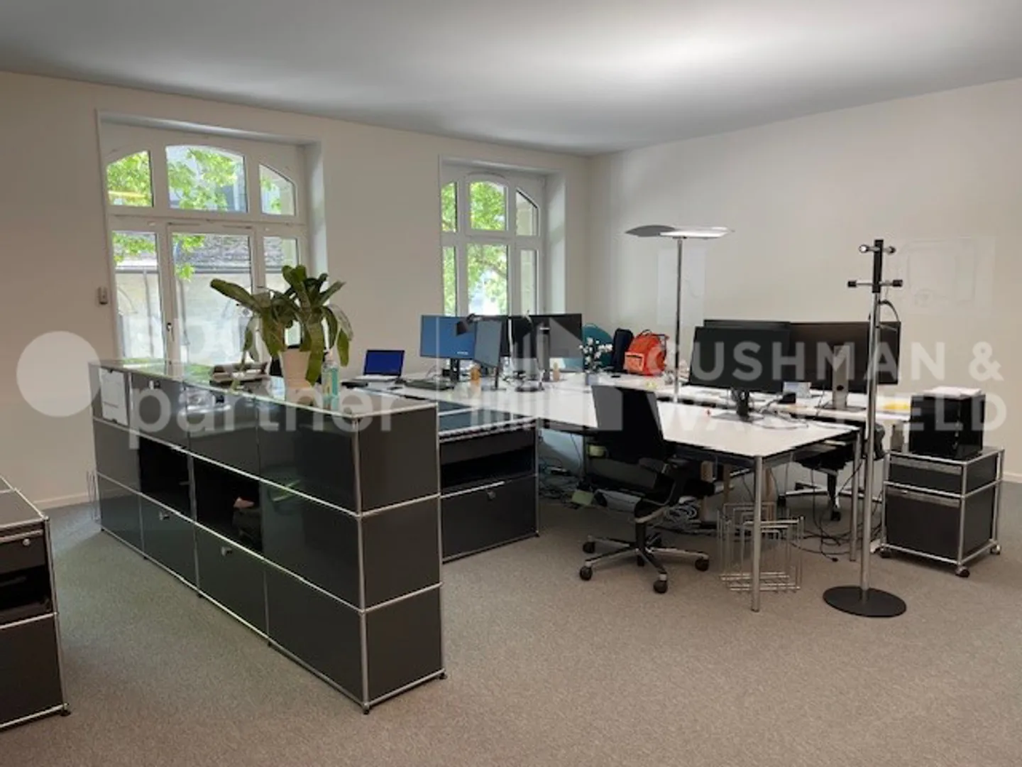 Plug & Play Offices in the heart of the St-François pedestrian district - Photo 7 of 11