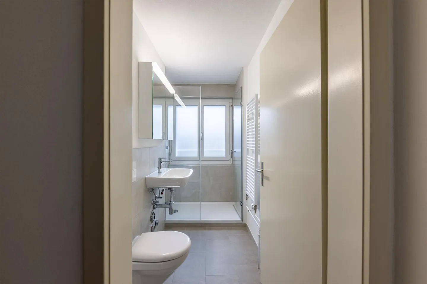 Appartement 2.5 pièces dans un emplacement optimal - Photo 2 sur 6