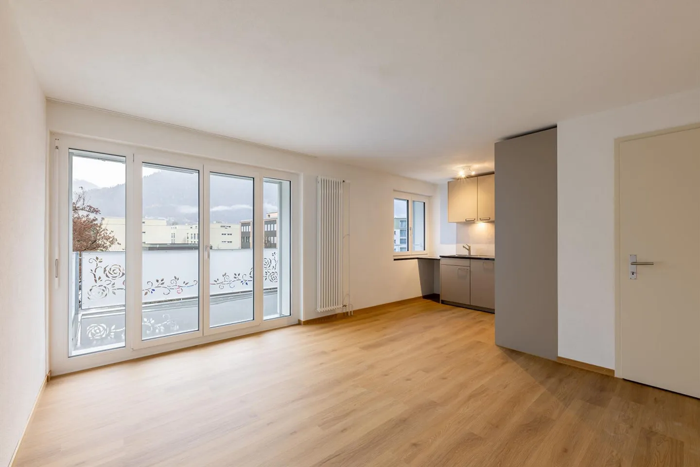 Appartement 2.5 pièces dans un emplacement optimal - Photo 3 sur 6
