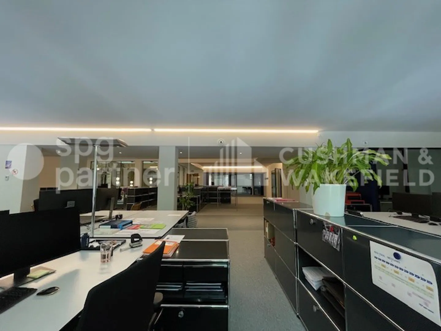 Plug & Play Offices in the heart of the St-François pedestrian district - Photo 9 of 11