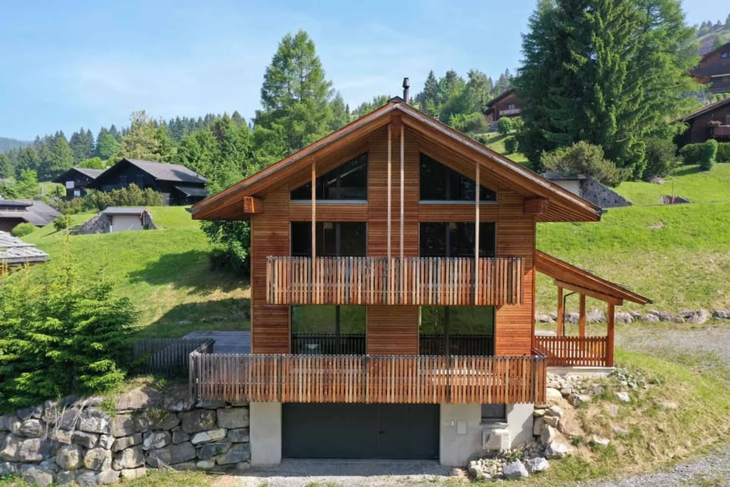 Chalet contemporaneo con vista libera sulle montagne - Foto 2 di 10